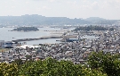 子安弘法大師像そばから見た竹島の風景