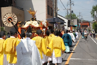 御旅所から津島神社へと「神輿還御」の行列がつづく