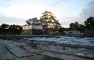 工事中の本丸御殿とライトアップされた名古屋城天守閣