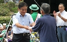 名古屋城検定成績優秀者に記念品を渡す河村市長