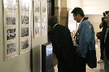 昔の名古屋のパネル写真を興味深げに眺める河村市長