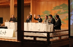 熊本城を訪れたことのある人との質問に手を挙げる各市長