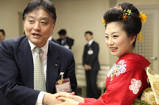 握手を交わす第16代春姫と河村市長