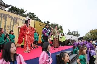 「春姫恋唄」に合わせて踊る春姫、夢童由里子実行委員長、河村市長と子どもたち