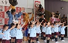 昭和保育園の園児達と踊る「夢、つなごう なごらっチョ」