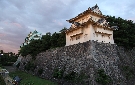 夕焼けにほんのり赤く染まる名古屋城