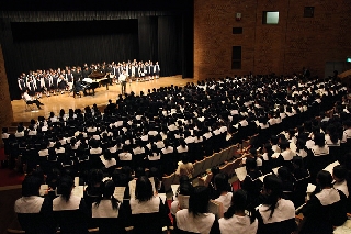 約800名の中高生による全員合唱の練習