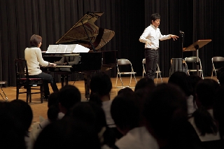合同合唱練習に立ち会い曲のイメージを伝える指揮者の角田鋼亮さん（4日）