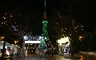 もちの木広場にある虎のオブジェとテレビ塔