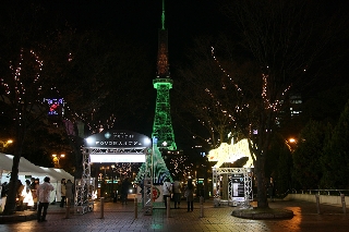 久屋大通公園もちの木広場にある虎のオブジェとテレビ塔