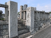 墓の入り口にある納屋橋(右)と伝馬橋の石柱(左)
