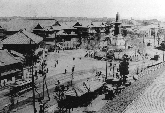 日清戦役第一軍戦死者記念碑とそれをとりまく愛知県庁、愛知県会議事堂、右下の屋根が名古屋市役所