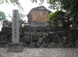 福沢桃介先生之碑護持記念の碑(左)と福沢桃介君追憶碑(右)