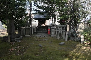 尾頭神社のすぐ脇に「鎧塚」がある（写真右側の石碑）