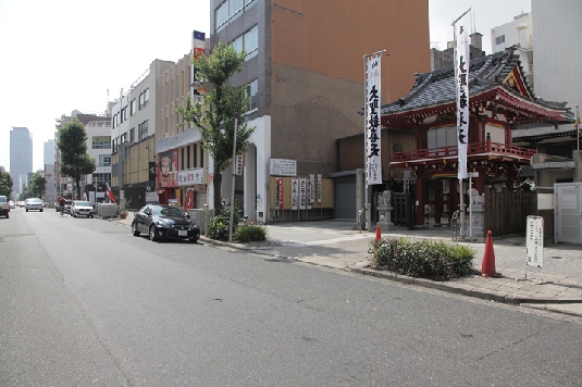袋町通り. 写真左奥に名古屋駅前のミッドランドスクエアビルが見える