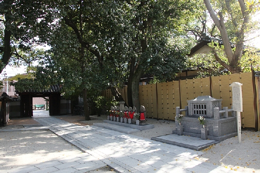 室町時代の六地蔵は写真右側の小祠に安置されている