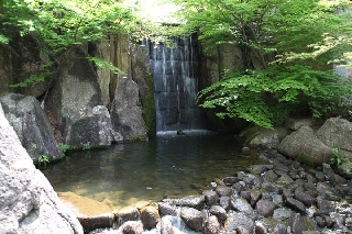 江戸の別荘にあった「龍門の滝」を偶然発見された当時の石組みで再現