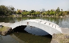 中国杭州の西湖にある堤防を模した西湖堤