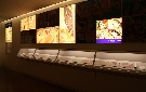 「源氏物語絵巻」について、映像やパネルで解説している第6展示室