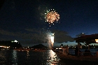 犬山城を背景に花火を見物する観覧船
