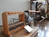 手回しガラ紡機（写真左）と動力駆動のガラ紡機（写真右）