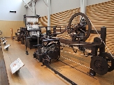 イギリスの繊維機械の展示 . 写真手前の器械はクロンプトンのミュール精紡機の模型