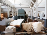 綿を細かく砕く混打綿工程の展示