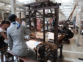 1890年に発明された豊田製木製人力織機の実演