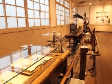 当時の材料研究に使われた各種の試験機を展示