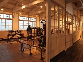 材料試験室. 当時の材料研究に使われた各種の試験機を展示