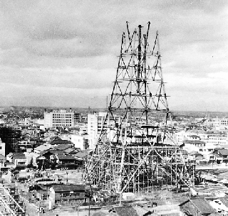 建設中のテレビ塔