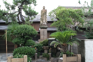 横井さんのお店の近くにある伊勢湾台風殉難者慰霊像