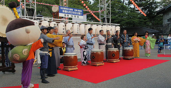 名古屋城宵まつり開幕の太鼓を打ち鳴らす市長ら