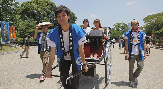 まるはち博覧祭会期中の土日には学生が人力車を曳き城内を運行しています