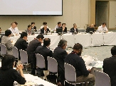 奥のテーブル右から4人目に議長を務める斉藤環境大臣、その隣は生物多様性条約ジョグラフ事務局長