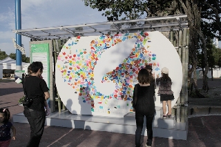 COP10のロゴマークを取り囲むようにメッセージが書き込まれた折り紙が貼られていく