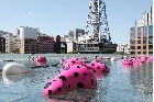 美術家・草間彌生さんの作品「命の足跡」. 水玉模様のオブジェが浮かぶ