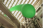 松井紫朗の作品. 緑色の巨大バルーンが愛知芸術文化センターの１０階からぶら下がる
