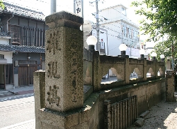 白山神社にある笈瀬橋の標柱
