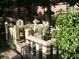 浄瑠璃姫の墓