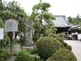 無量寿寺本堂と芭蕉句碑