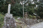 右に杖衝坂の碑, 左奥に芭蕉句碑と井戸がある