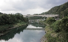 長良川　湯の洞温泉付近. 手前東海北陸自動車道、奥長良川鉄道鉄橋