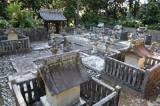 東廟所は島原藩転封以降の当主（11代を除く）の墓が安置されている