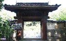 山門と同じく東廟所のにも朱色の門が置かれている