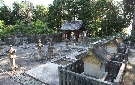 東廟所には島原藩に転封以降の当主（11代を除く）の墓が並ぶ