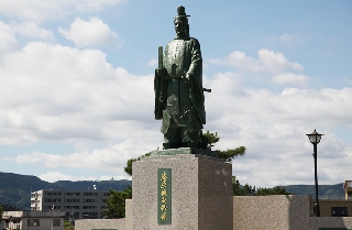 竹島前に立っている藤原俊成の銅像