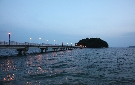 日没後、竹島への参道がライトアップされる
