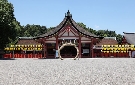 津島神社の拝殿. 拝殿前には茅の輪も