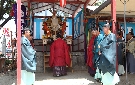 御旅所に安置された神輿を前に儀式が執り行われる